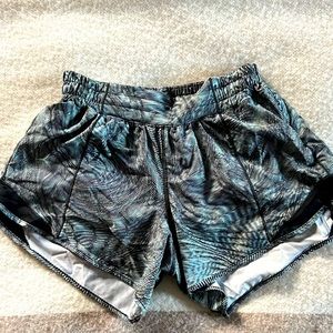 Lululemon Hotty Hot running shorts size 6 tall 4”
